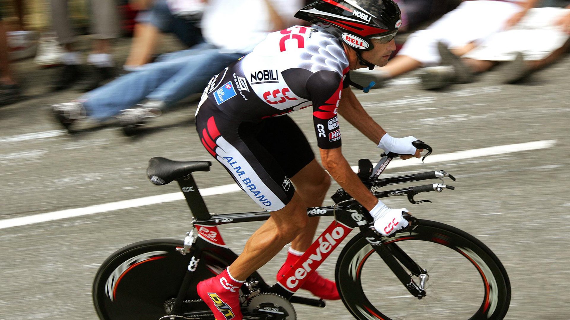 特色篮球慢跑赛在城市公园掀起热潮，倡导健康生活方式，篮球专项跑篮视频